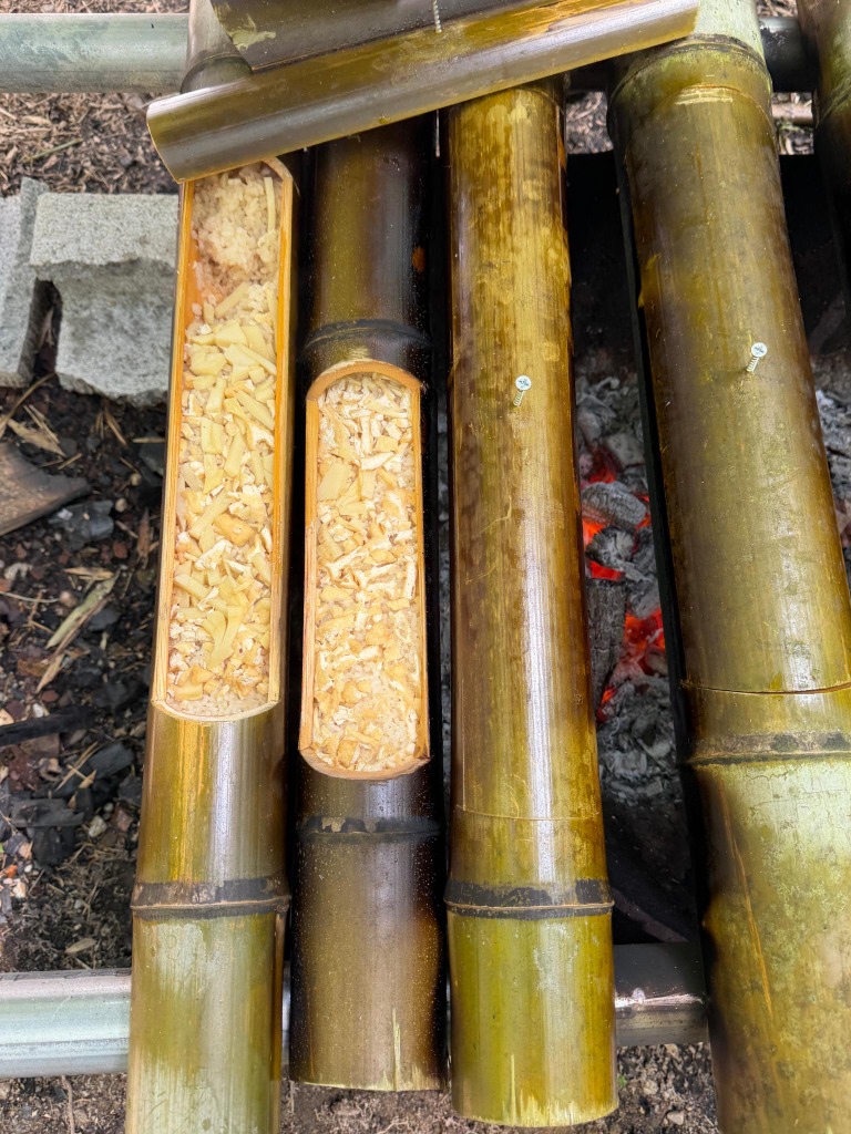 竹筒で炊かれるタケノコご飯